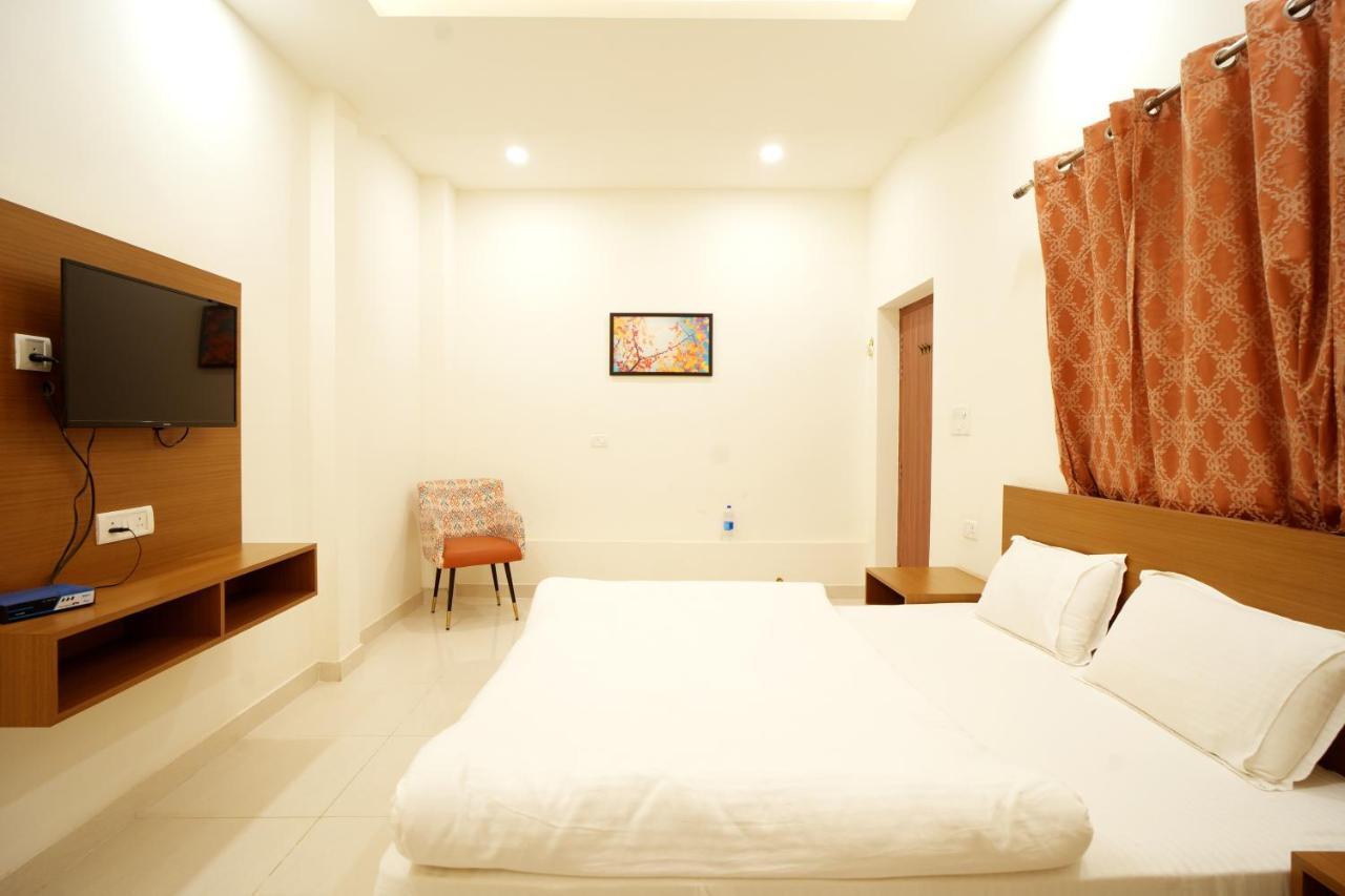 Apoorva Guest House Ayodhya Екстер'єр фото