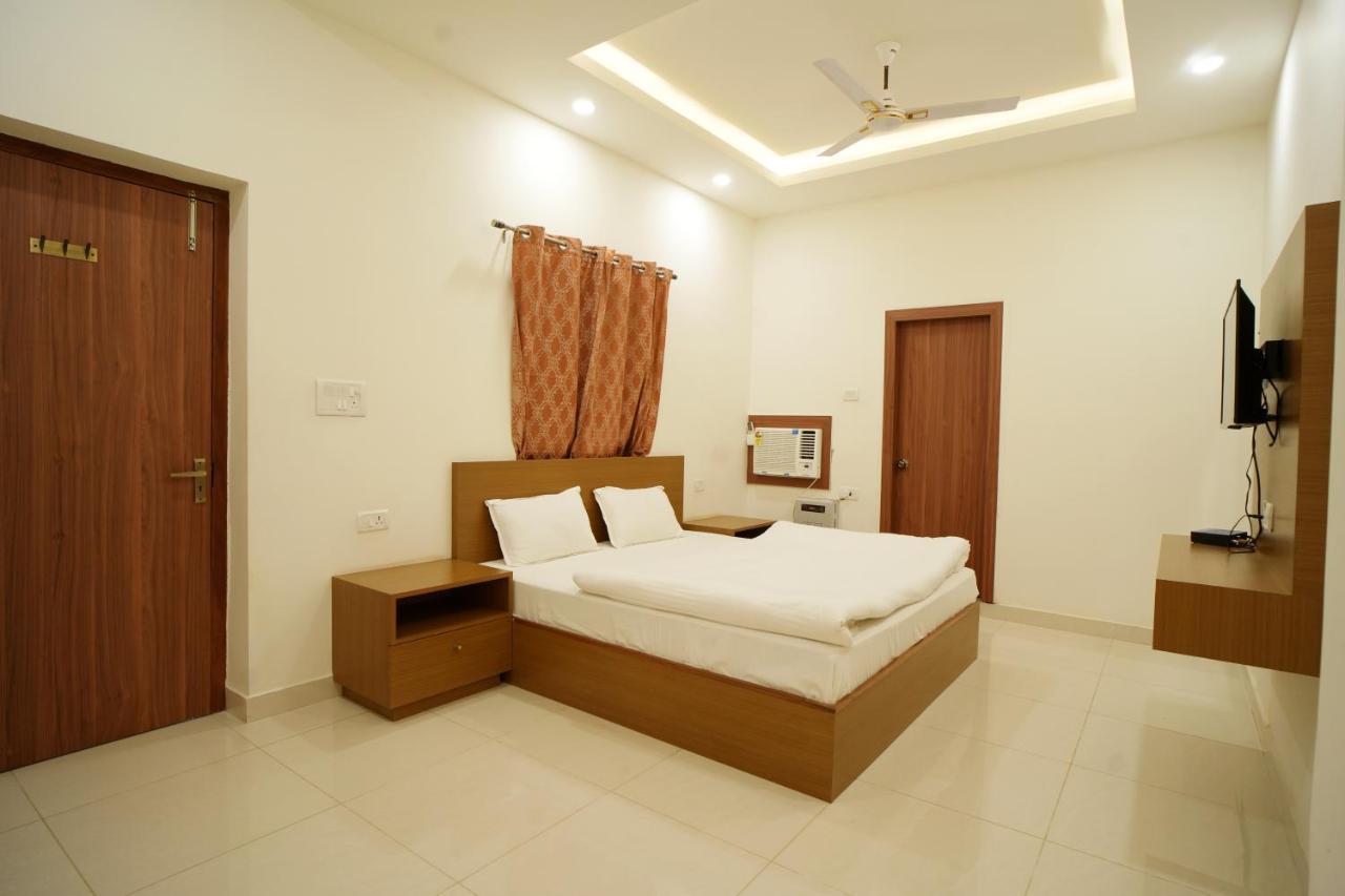Apoorva Guest House Ayodhya Екстер'єр фото